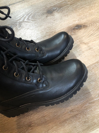 Kingspier Vintage - Kamik Autumn 7 eyelet lace up winter boot in black with seam-sealed waterproof genuine leather upper and decorative plaid inside collar, fleece lining and rubber sole.

Size 7 womens

The uppers and soles are in excellent condition. NWOT.