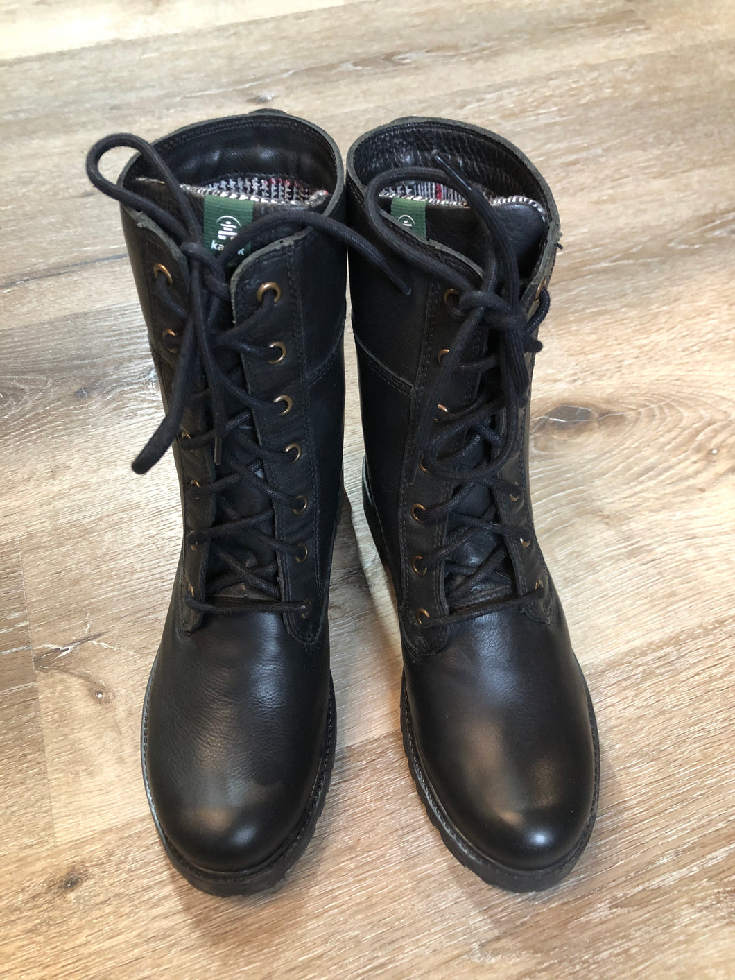 Kingspier Vintage - Kamik Autumn 7 eyelet lace up winter boot in black with seam-sealed waterproof genuine leather upper and decorative plaid inside collar, fleece lining and rubber sole.

Size 7 womens

The uppers and soles are in excellent condition. NWOT.