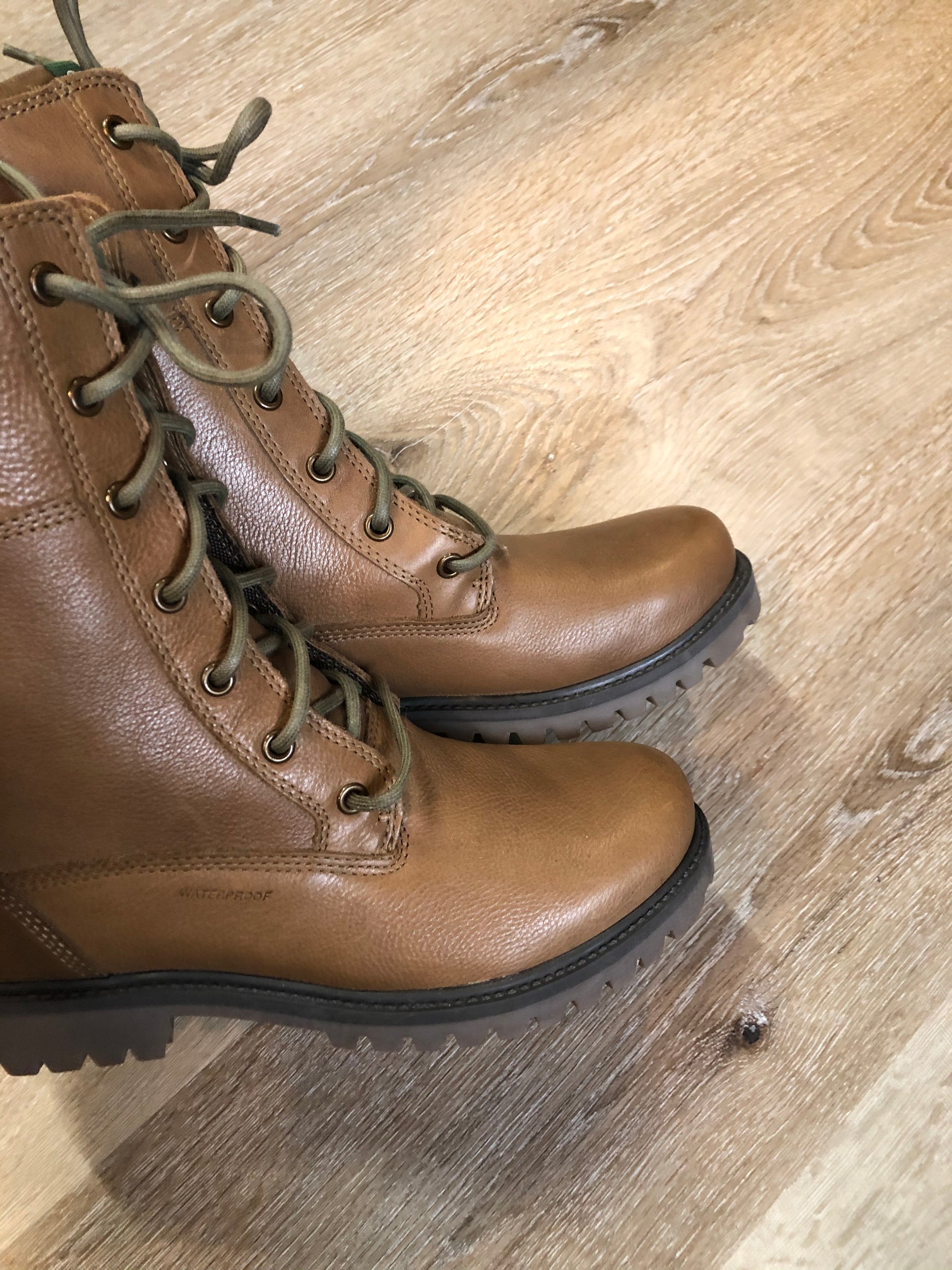 Kingspier Vintage - Kamik Autumn 7 eyelet lace up winter boot in brown with seam-sealed waterproof genuine leather upper and decorative plaid inside collar, fleece lining and rubber sole.

Size 7 womens

The uppers and soles are in excellent condition. NWOT.