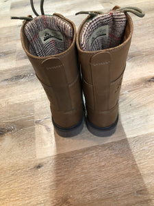Kingspier Vintage - Kamik Autumn 7 eyelet lace up winter boot in brown with seam-sealed waterproof genuine leather upper and decorative plaid inside collar, fleece lining and rubber sole.

Size 7 womens

The uppers and soles are in excellent condition. NWOT.