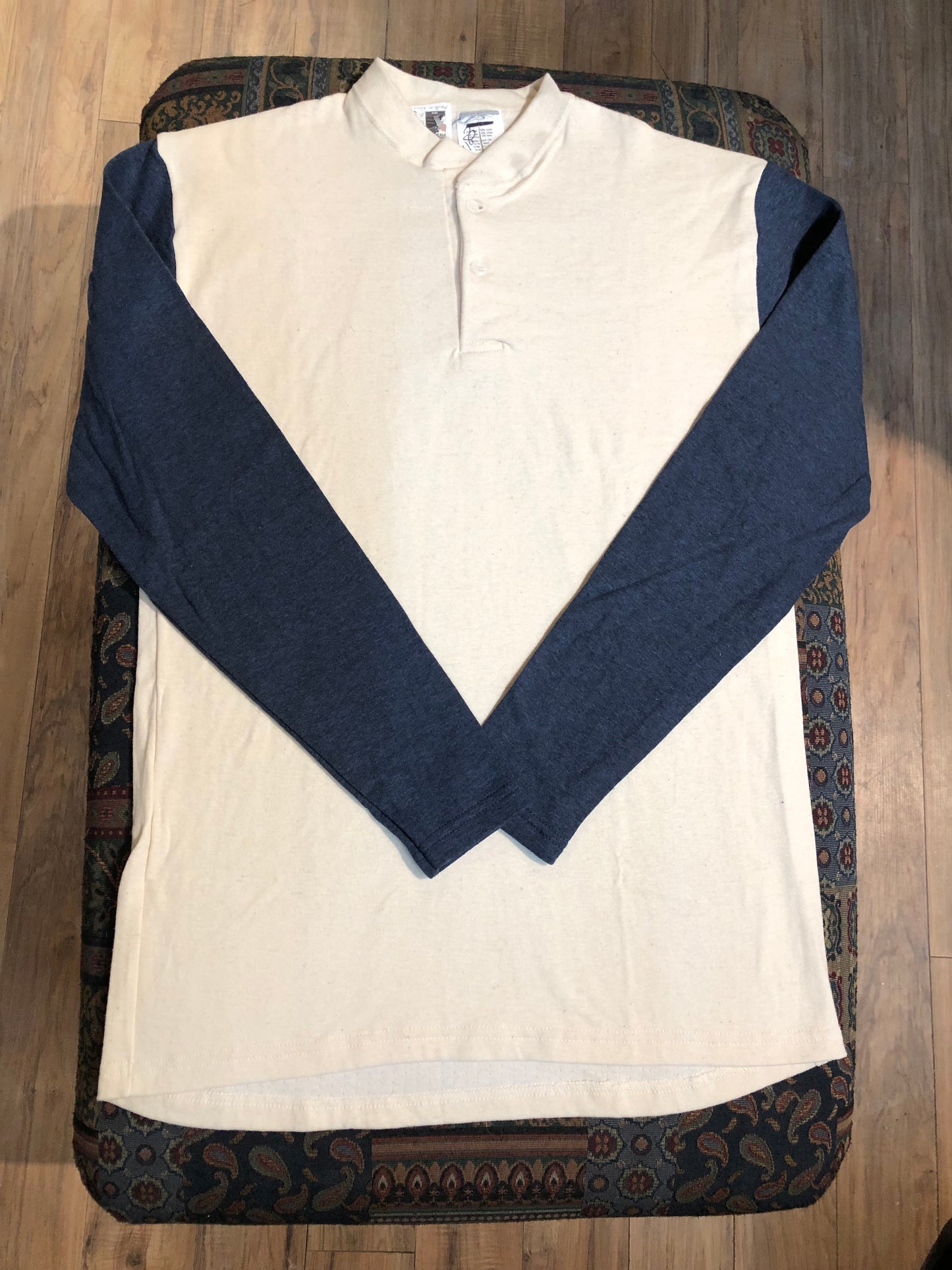 Stanfield''s deadstock duofold / layered Henley shirt.
Outer layer - 50% cotton/ 40% wool/ 10% nylon
Inner layer-100% cotton
Made in Nova Scotia, Canada.