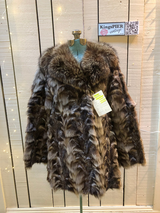 Kingspier Vintage - Vintage fur coat with hook and eye clasps, pockets and satin lining,
No labels.