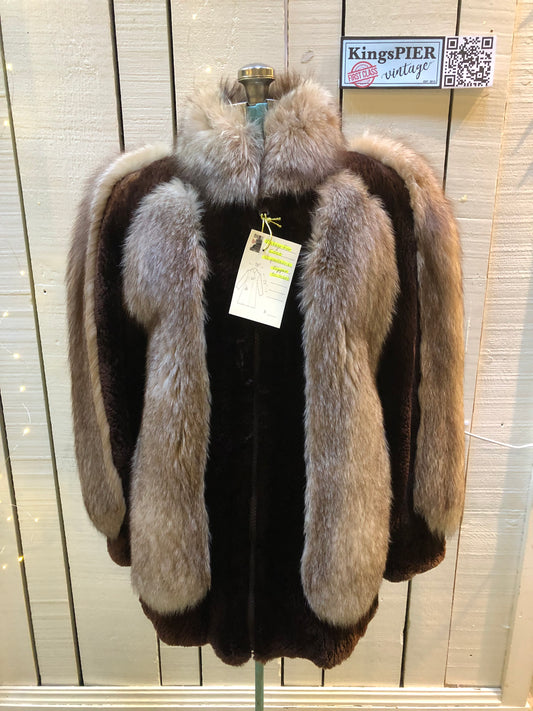 Kingspier Vintage - Vintage brown and blond fur coat with zipper closure and two front pockets.

No manufacturers details.