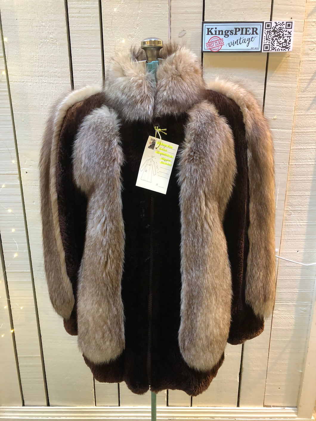 Kingspier Vintage - Vintage brown and blond fur coat with zipper closure and two front pockets.

No manufacturers details.