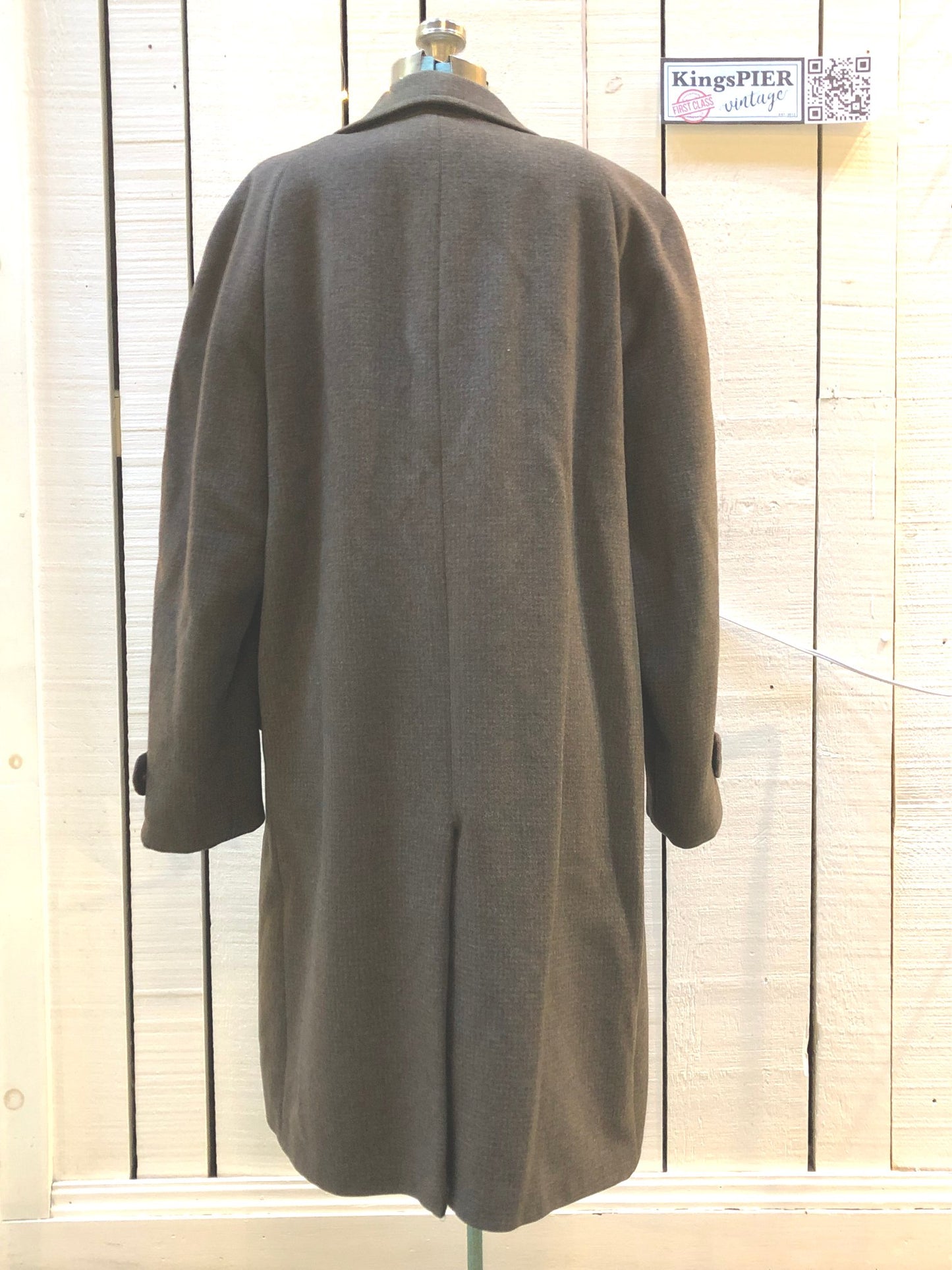 Kingspier Vintage - Vintage grey wool overcoat with button closures, two front pockets and a satin lining.There are no labels inside this coat.