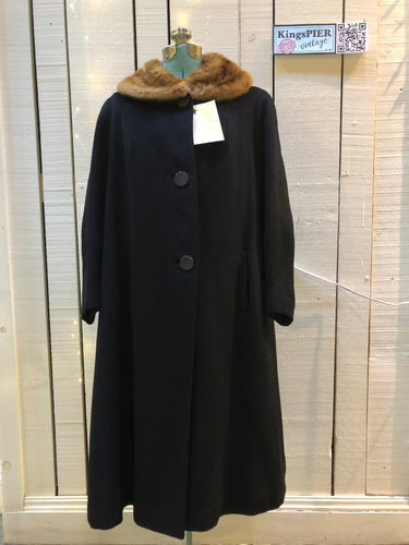 Kingspier Vintage - Vintage alpaca and beaver felt black coat featuring a mink fur collar, button closures, two front pockets and satin lining.Size medium/ large.