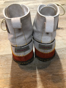 Kingspier Vintage - Sorel grey and brown suede moccasin ankle boots with laces and crepe soles. 

Size 7 womens

The uppers and soles are in excellent condition."