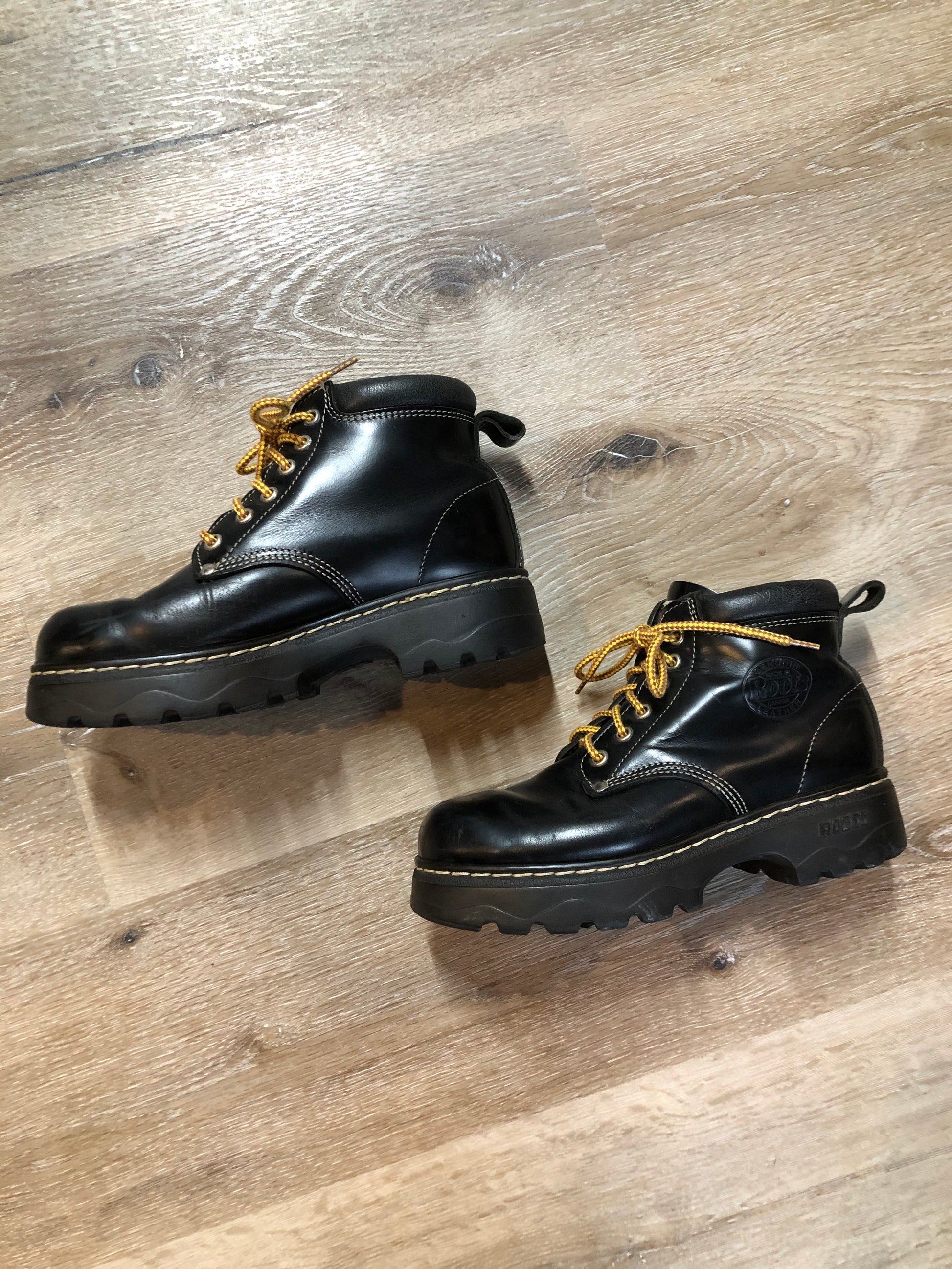 Kingspier Vintage - Roots Tuff hiking boots in black smooth leather with padded ankle and thick sole. Made in Canada.

Size 7.5 womens

The uppers and soles are in excellent condition with some minor wear."