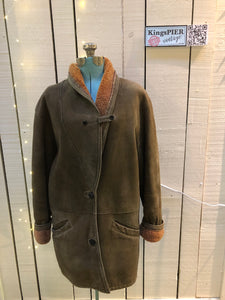 Kingspier Vintage - Vintage “The Olde Hide House” lambskin shearling coat with shawl collar, button closures and two front pockets.Made in Canada.Size 8,