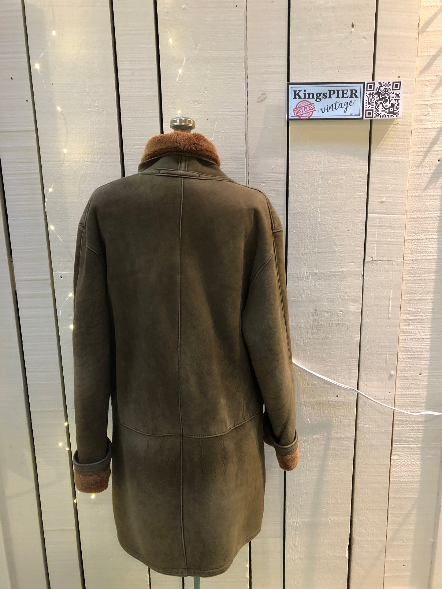 Kingspier Vintage - Vintage “The Olde Hide House” lambskin shearling coat with shawl collar, button closures and two front pockets.Made in Canada.Size 8,