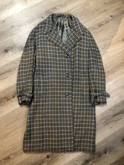 Kingspier Vintage - Vintage Maus and Hossman grey plaid wool blend overcoat with button closures, slash pockets, partially lined with inside pockets. The fibres are unknown but it feels like a cashmere blend. Union made in USA, Size large/ XL.
"