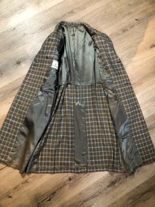 Kingspier Vintage - Vintage Maus and Hossman grey plaid wool blend overcoat with button closures, slash pockets, partially lined with inside pockets. The fibres are unknown but it feels like a cashmere blend. Union made in USA, Size large/ XL.
"
