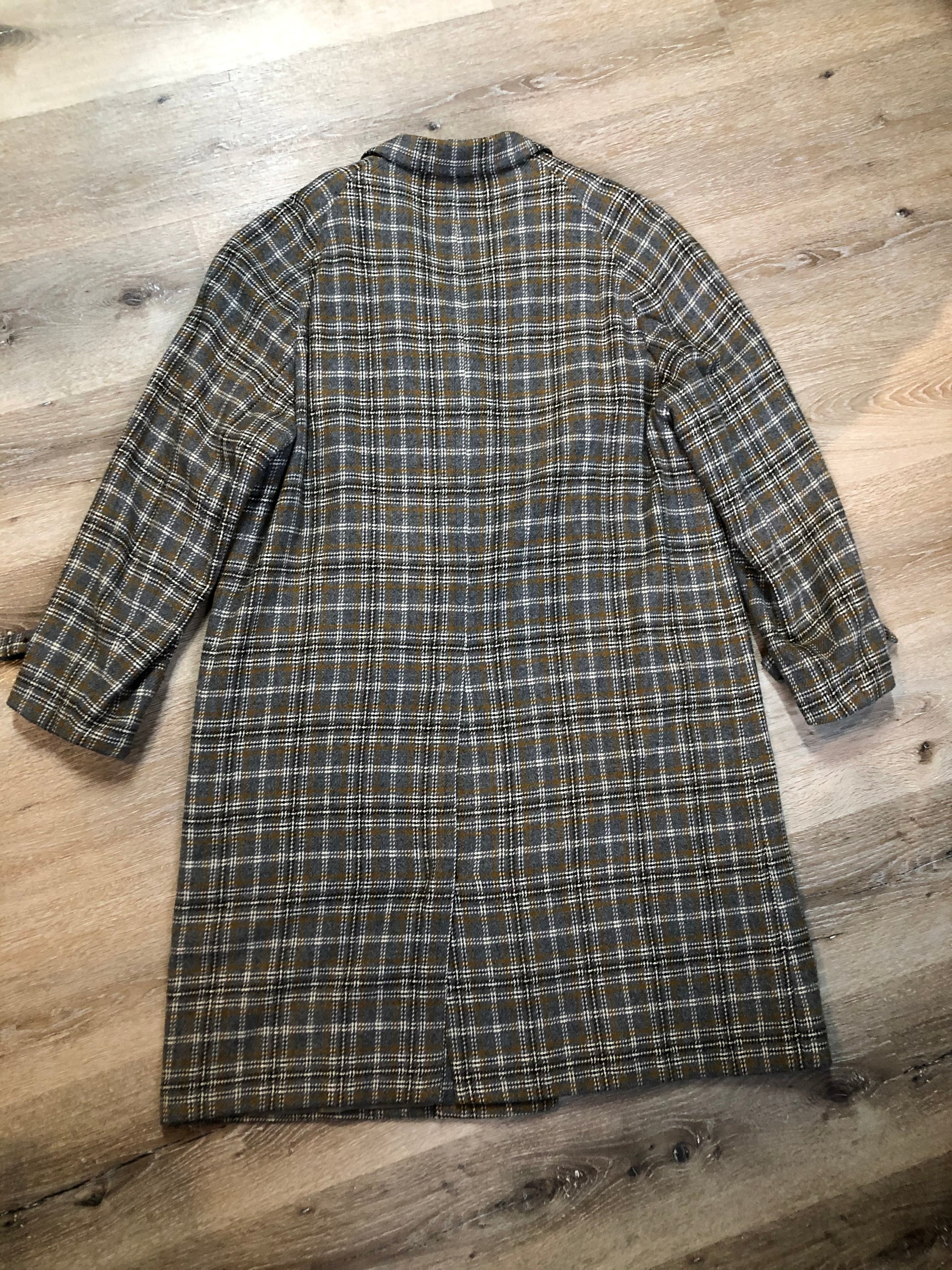 Kingspier Vintage - Vintage Maus and Hossman grey plaid wool blend overcoat with button closures, slash pockets, partially lined with inside pockets. The fibres are unknown but it feels like a cashmere blend. Union made in USA, Size large/ XL.
"