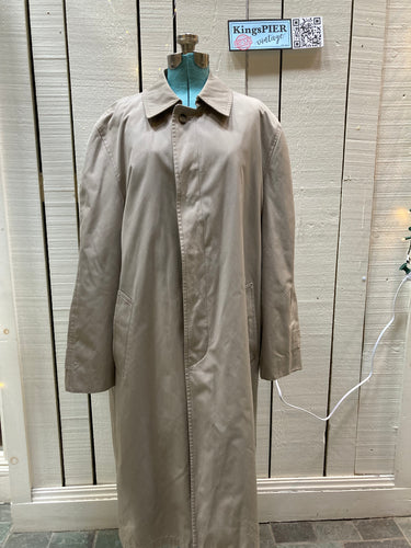 Kingspier Vintage - Vintage London Fog trench coat with zip out lining.

Chest size 40”
Made in USA