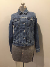 Load image into Gallery viewer, Kingspier Vintage - Levi’s medium wash denim trucker jacket with button closures, two flap pockets on the chest and two vertical pockets. Size medium.
