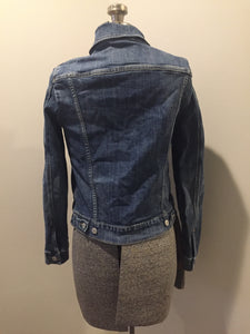 Kingspier Vintage - Levi’s medium wash denim trucker jacket with button closures, two flap pockets on the chest and two vertical pockets. Size medium.