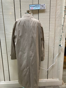 Kingspier Vintage - Vintage London Fog trench coat with zip out lining.

Chest size 40”
Made in USA