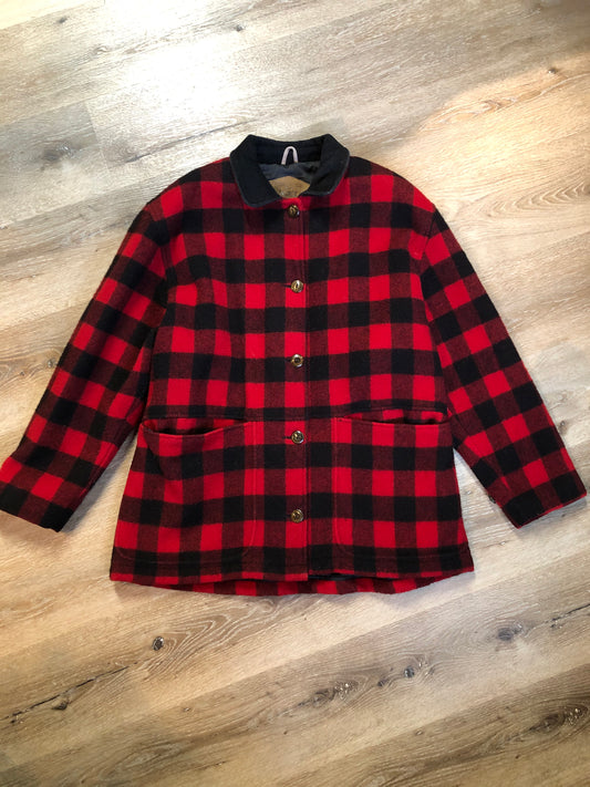 Kingspier Vintage - Woolrich buffalo plaid 85% wool and 15% nylon blend jacket with button closures, patch pockets and Thermo lite quilted lining. Made in USA. Size large.