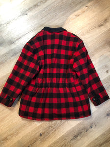 Kingspier Vintage - Woolrich buffalo plaid 85% wool and 15% nylon blend jacket with button closures, patch pockets and Thermo lite quilted lining. Made in USA. Size large.