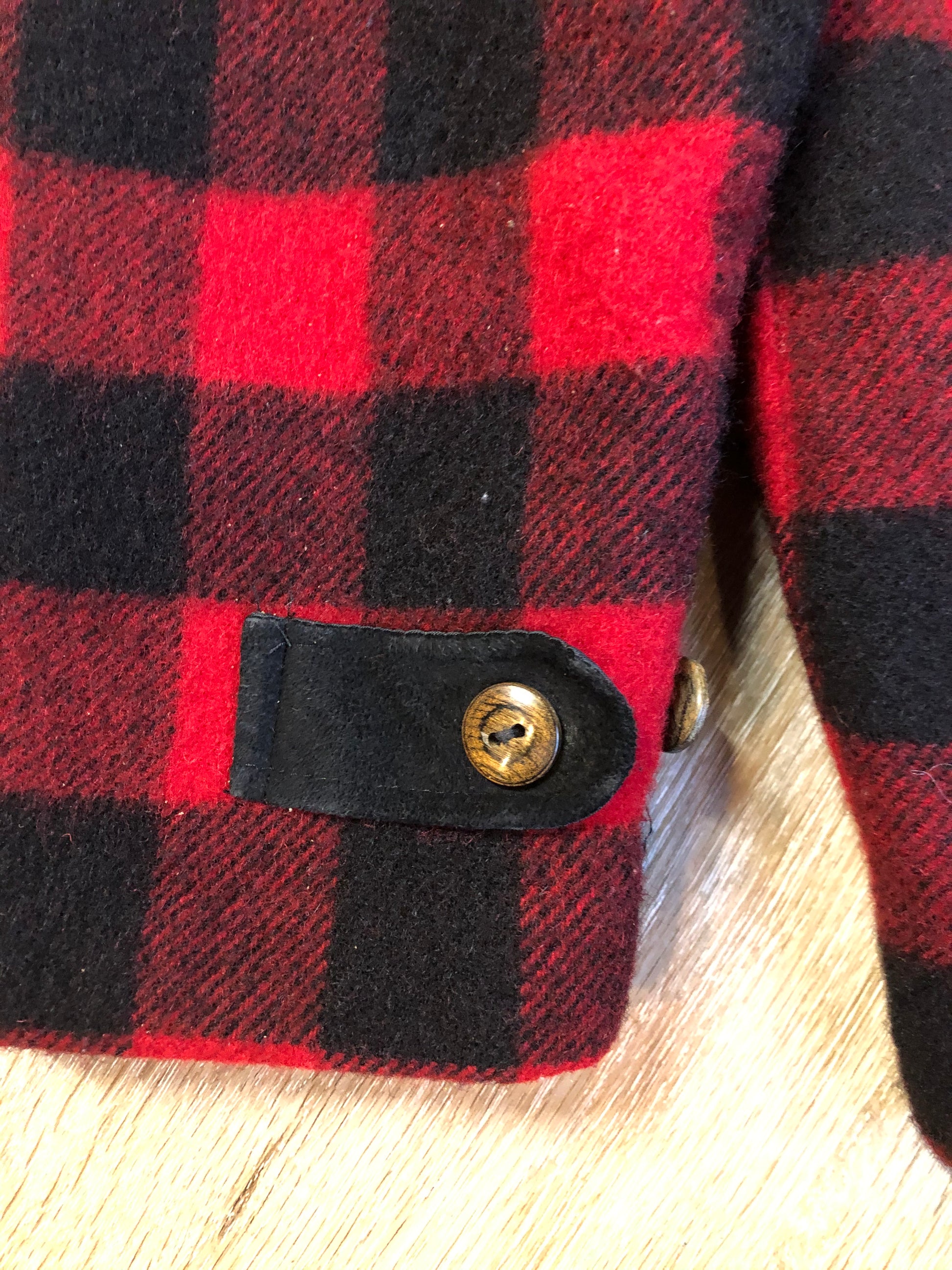 Kingspier Vintage - Woolrich buffalo plaid 85% wool and 15% nylon blend jacket with button closures, patch pockets and Thermo lite quilted lining. Made in USA. Size large.