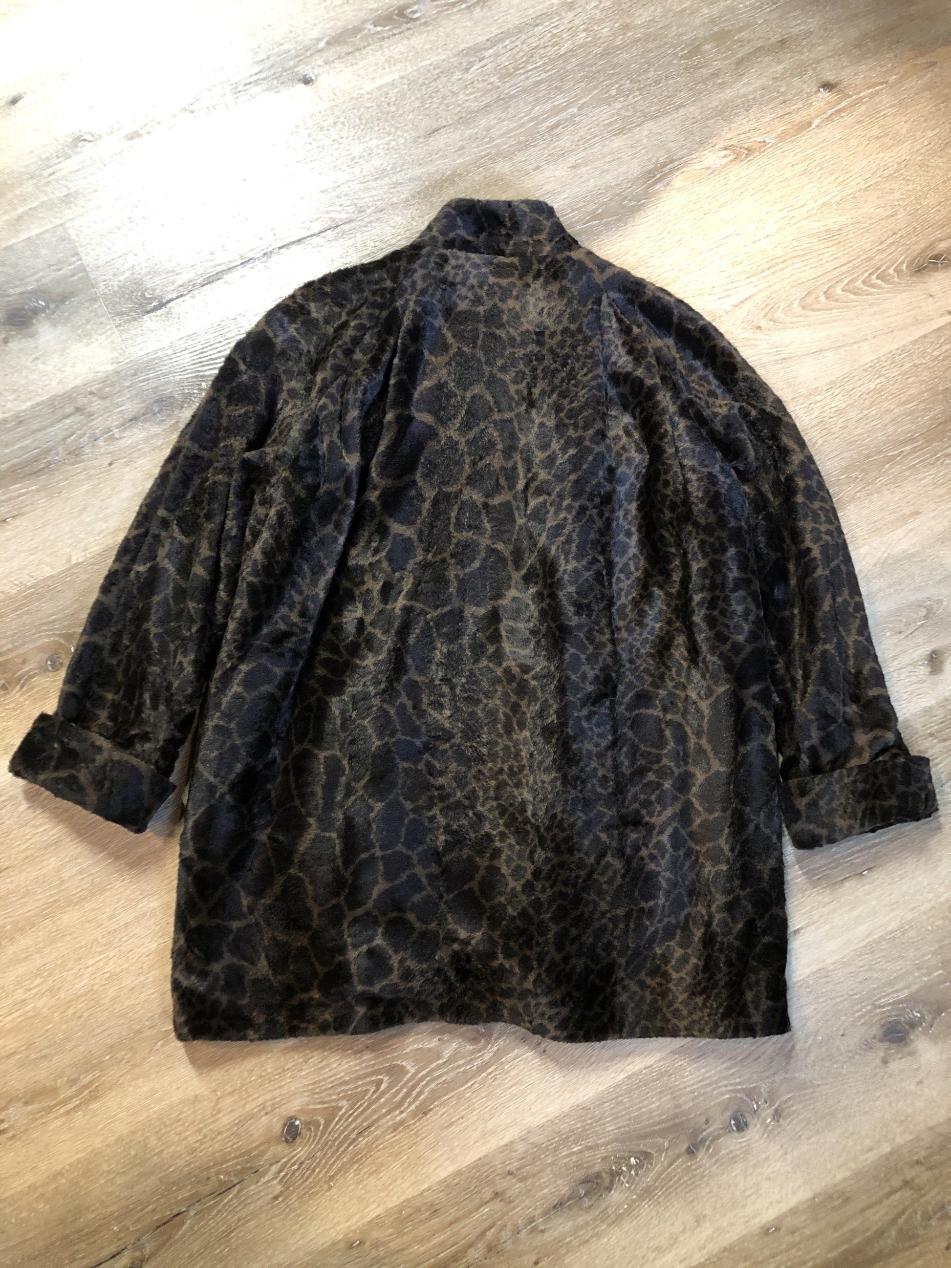 Kingspier Vintage - Vintage Novelti Faux Leopard Print Fur Jacket. Made in USA