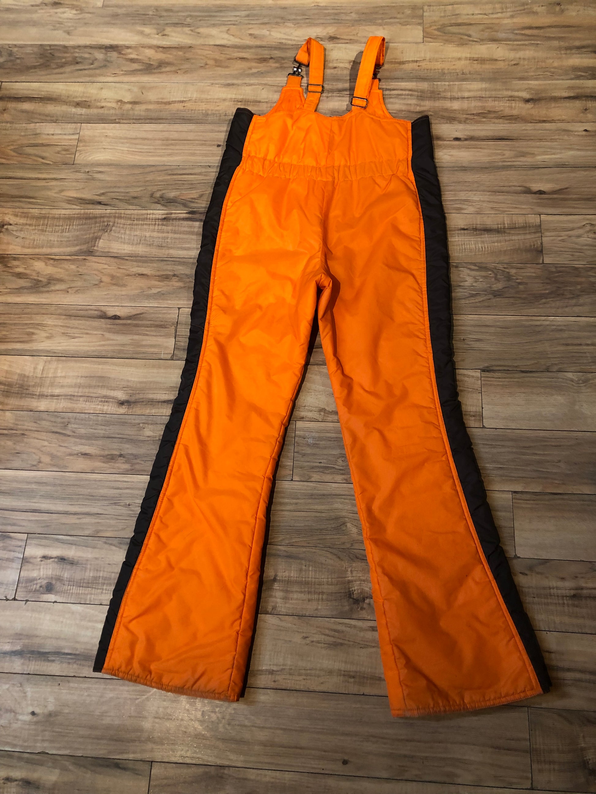 Kingspier Vintage - Vintage Ont Arte orange and brown two piece snowsuit, with zipper closure, zip pockets and bib ski pants.

Made in Korea.
Size XS