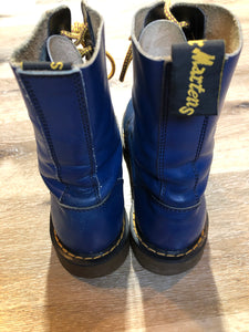 Doc Martens vintage 1490 smooth leather, mid calf, ten eyelet lace up boot in blue.

Size 9 Mens US

*Boots are in great condition with some very subtle scratches in the upper.