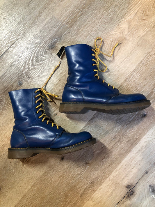 Doc Martens vintage 1490 smooth leather, mid calf, ten eyelet lace up boot in blue.

Size 9 Mens US

*Boots are in great condition with some very subtle scratches in the upper.