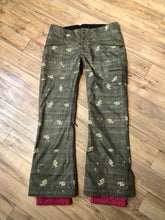 Load image into Gallery viewer, Kingspier Vintage - Roxy slim fit ski pants in green with floral design, zip fly, zip pockets and pink liner.

Size XL
