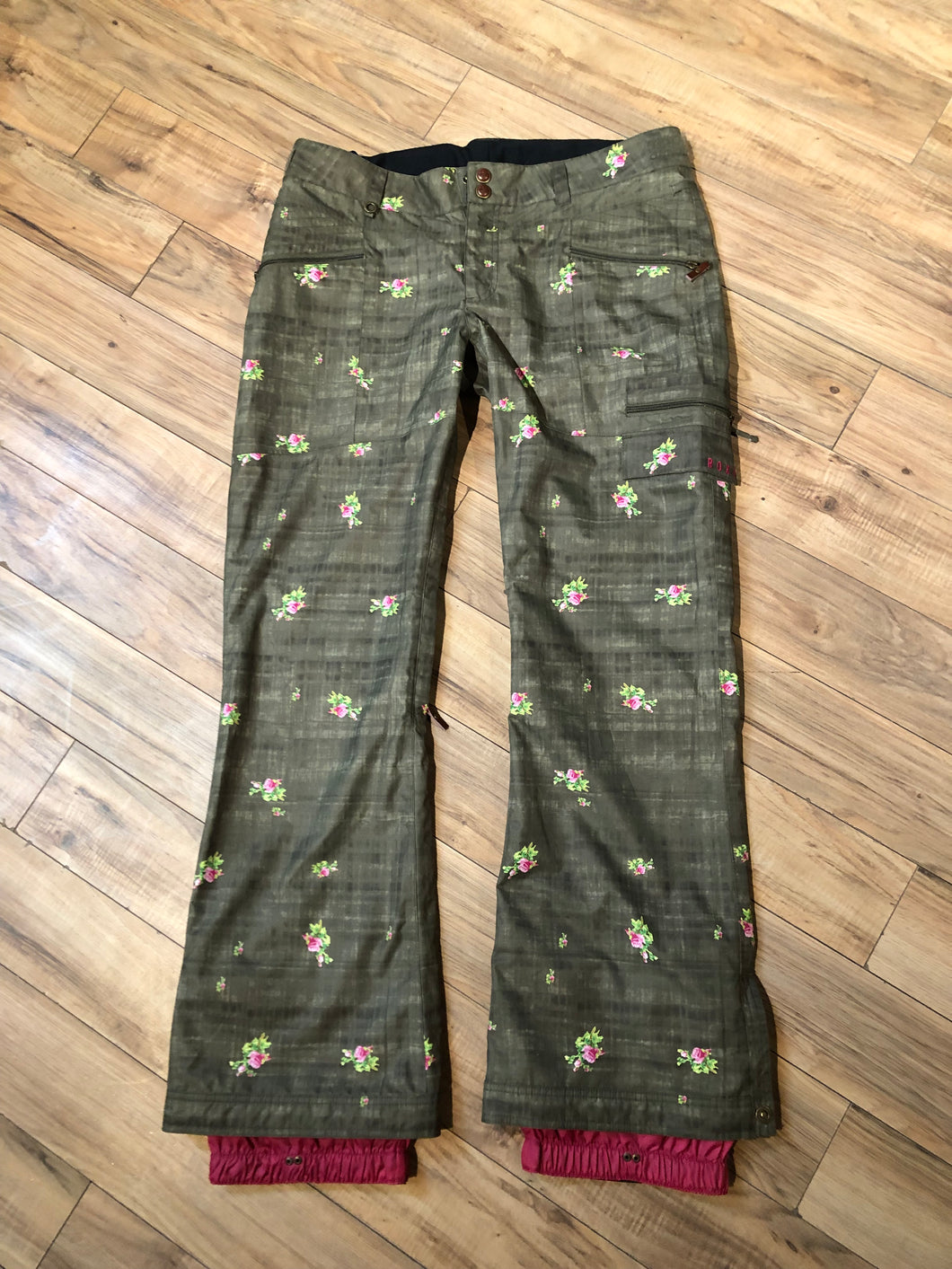 Kingspier Vintage - Roxy slim fit ski pants in green with floral design, zip fly, zip pockets and pink liner.

Size XL