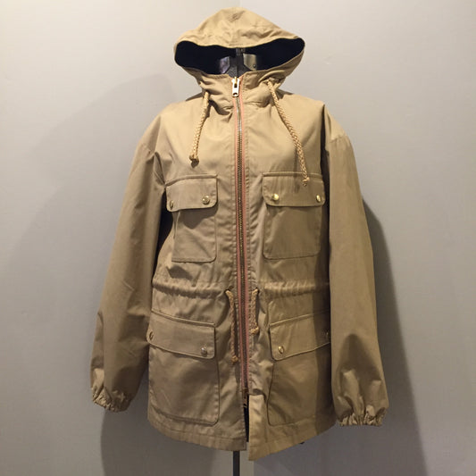 Kingspier Vintage - 1960s Vintage Zero King storm jacket in beige with hood, zipper closure, four flap pockets on the front, drawstring at the waist. Made in USA. Size 44.
