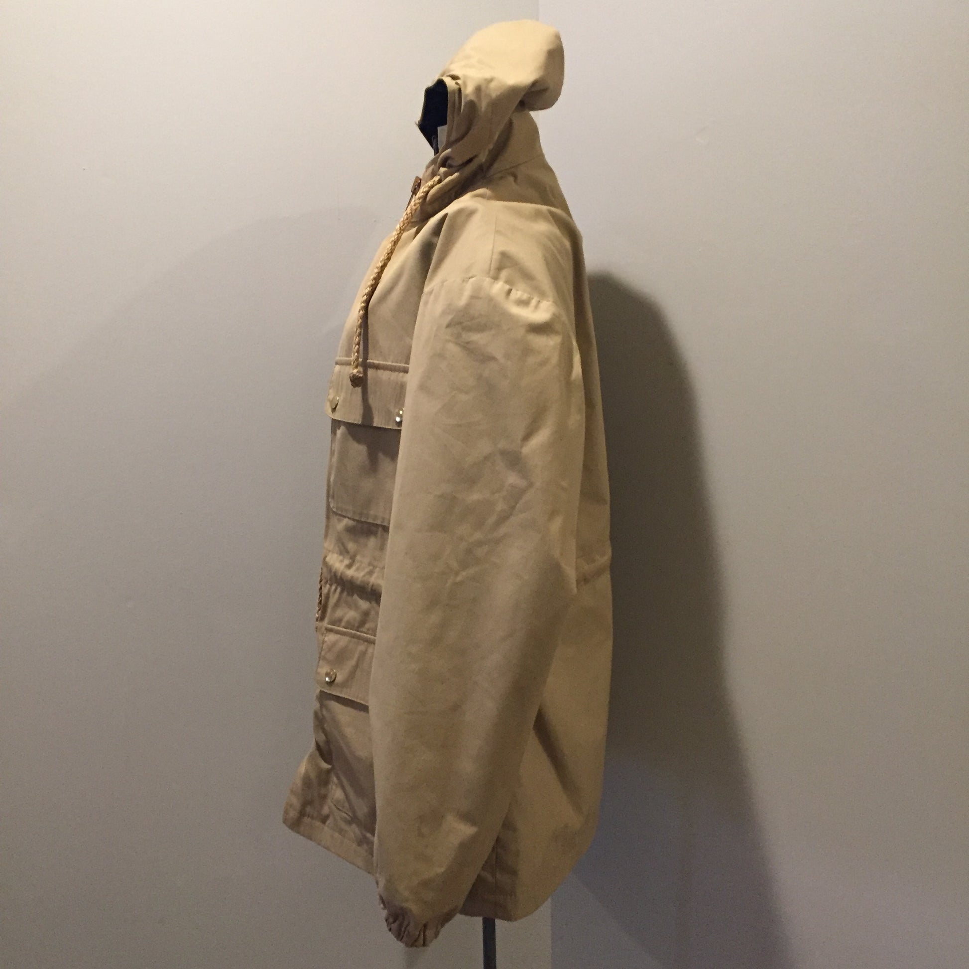 Kingspier Vintage - 1960s Vintage Zero King storm jacket in beige with hood, zipper closure, four flap pockets on the front, drawstring at the waist. Made in USA. Size 44.
