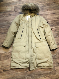 Kingspier Vintage - Vintage Snow Goose (first generation Canada Goose) down-filled northern parka with fur trimmed hood, button and zipper closures, two hand warmer pockets and two front flap pockets.

Size 42
Made in Canada.