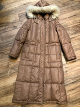 Load image into Gallery viewer, Kingspier Vintage - Vintage 80’s Baycrest pink down-filled coat with raccoon fur trimmed hood, snap closures, two pockets in the front and two inside flap pockets. 80% down/ 20% feather.

Size 10, (Medium)
Union made in Canada.
