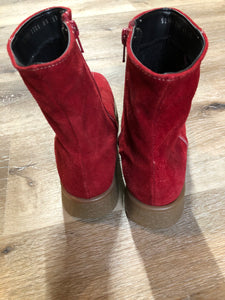 Vintage red suede ankle boots with crepe sole, Made in Canada.

Size fits like a 7 US Womens