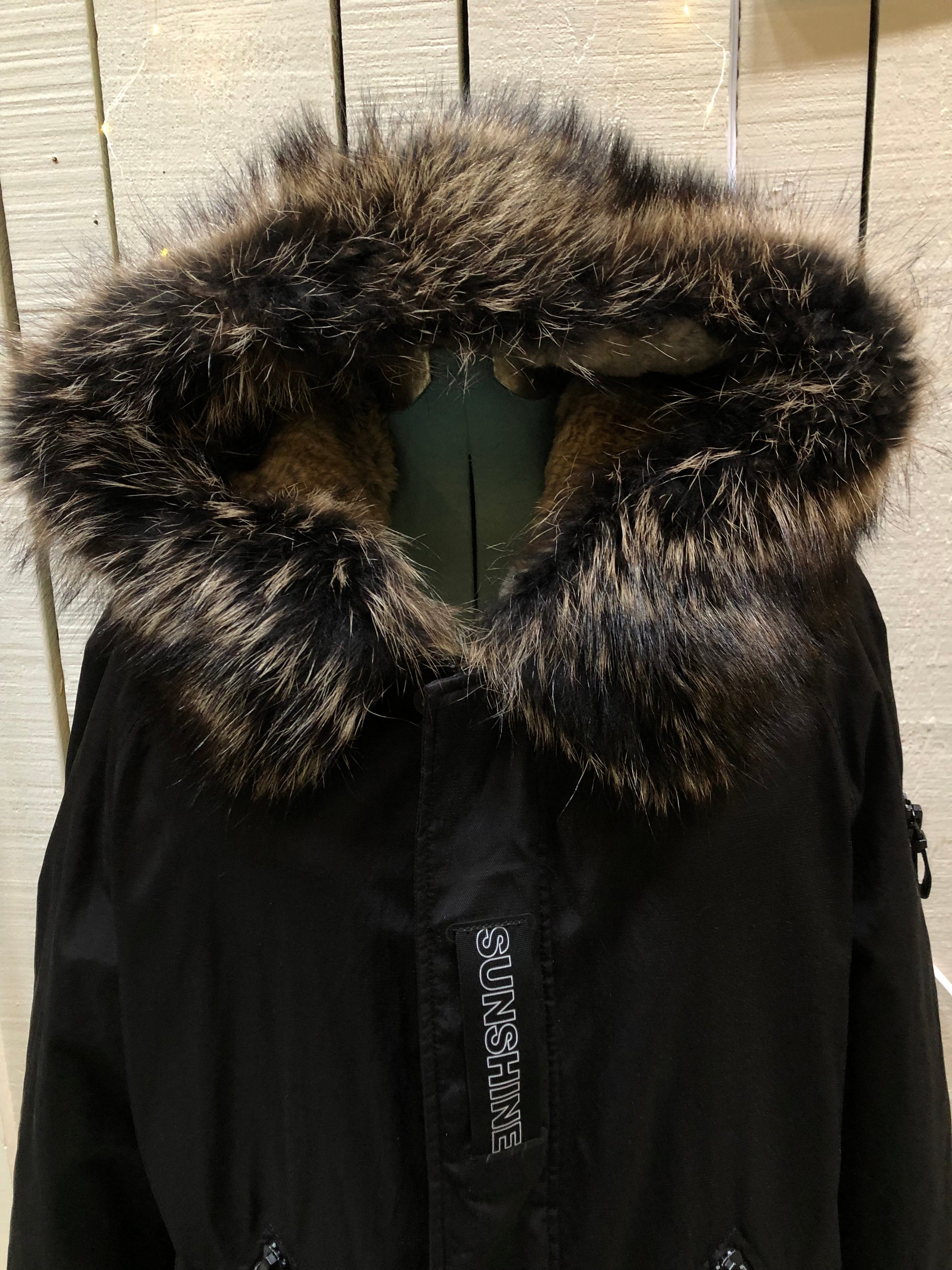 Kingspier Vintage - Shengleidun black fishtail parka with MISBHV “new beginnings” patch on the back ,removable fur lining, “Sunshine” text details, zip and snap closures, two zip pockets on the front and two pockets inside.

Size 50.