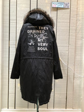 Load image into Gallery viewer, Kingspier Vintage - Shengleidun black fishtail parka with MISBHV “new beginnings” patch on the back ,removable fur lining, “Sunshine” text details, zip and snap closures, two zip pockets on the front and two pockets inside.

Size 50.
