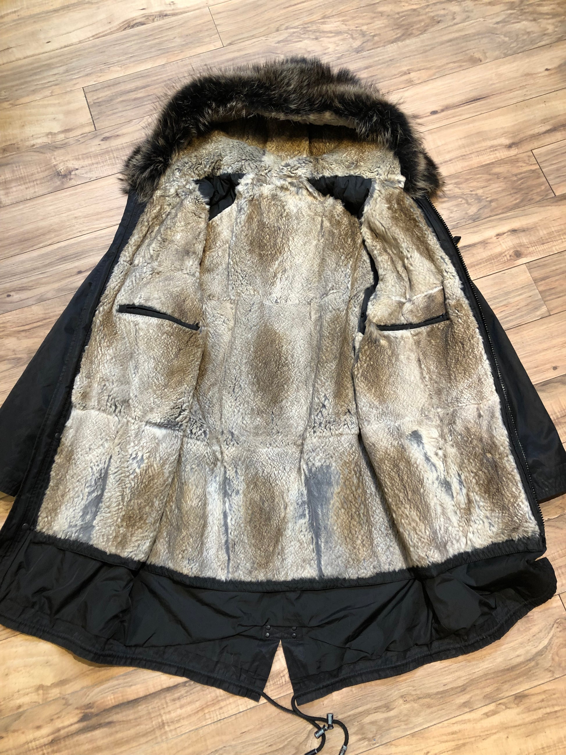 Kingspier Vintage - Shengleidun black fishtail parka with MISBHV “new beginnings” patch on the back ,removable fur lining, “Sunshine” text details, zip and snap closures, two zip pockets on the front and two pockets inside.

Size 50.