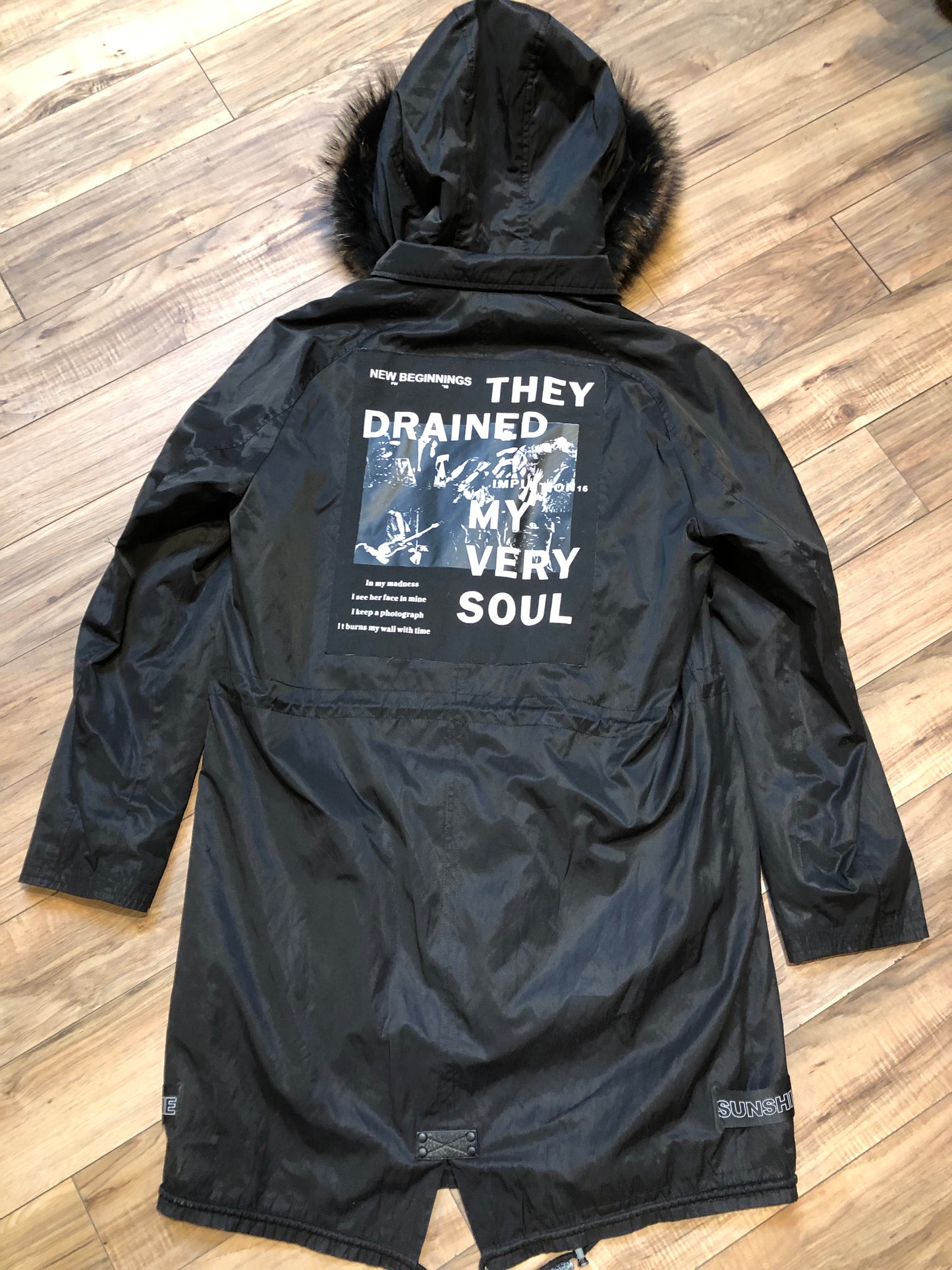 Kingspier Vintage - Shengleidun black fishtail parka with MISBHV “new beginnings” patch on the back ,removable fur lining, “Sunshine” text details, zip and snap closures, two zip pockets on the front and two pockets inside.

Size 50.