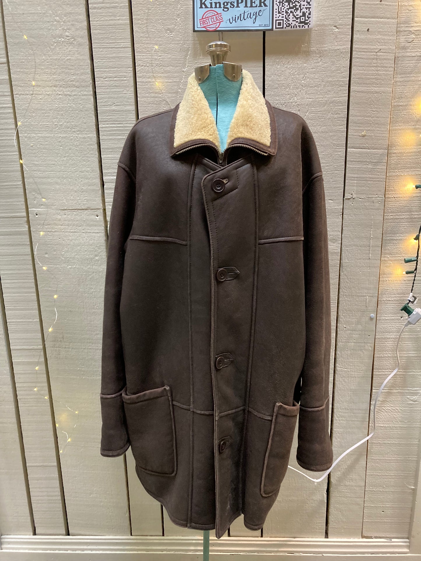 Kingspier Vintage - Bod and Christensen shearling coat with patch pockets, zipper and button closures.

Size 48.