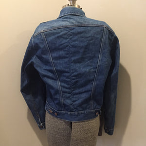 Kingspier Vintage - Vintage Wrangler medium wash denim jacket with iconic wrangler stitching, button closures, flap pockets on the chest and hand warmer pockets. Size medium. Made in USA.
