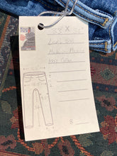 Load image into Gallery viewer, Kingspier Vintage - Levi’s 501 Red Tab Denim Jeans - 33”x34”

Red Tab

High rise

Button fly

Straight leg

100% cotton

Made in Mexico
