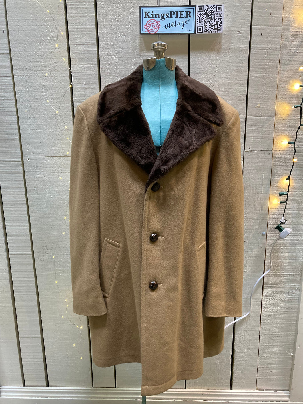Kingspier Vintage - Vintage Anderson Little wool blend coat (70% wool/ 30% acrylic) with button closures, two front pockets and sherpa lining.