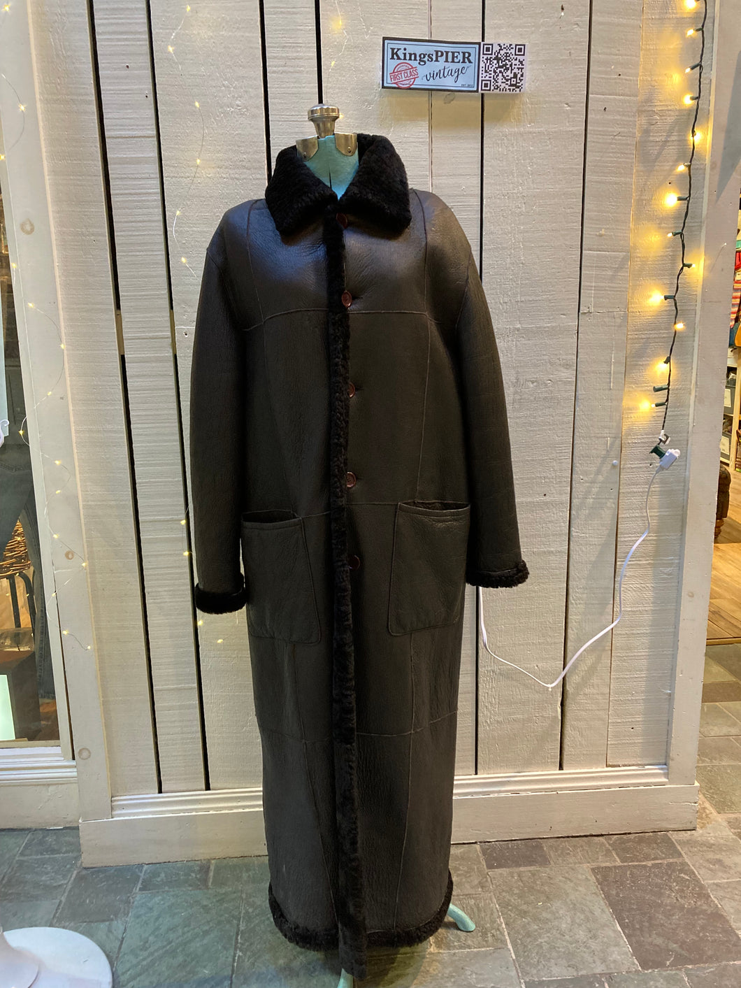 Kingspier Vintage - Vintage EZ Versoil Sole long shearling coat with button closures and patch pockets.

Made in Argentina.