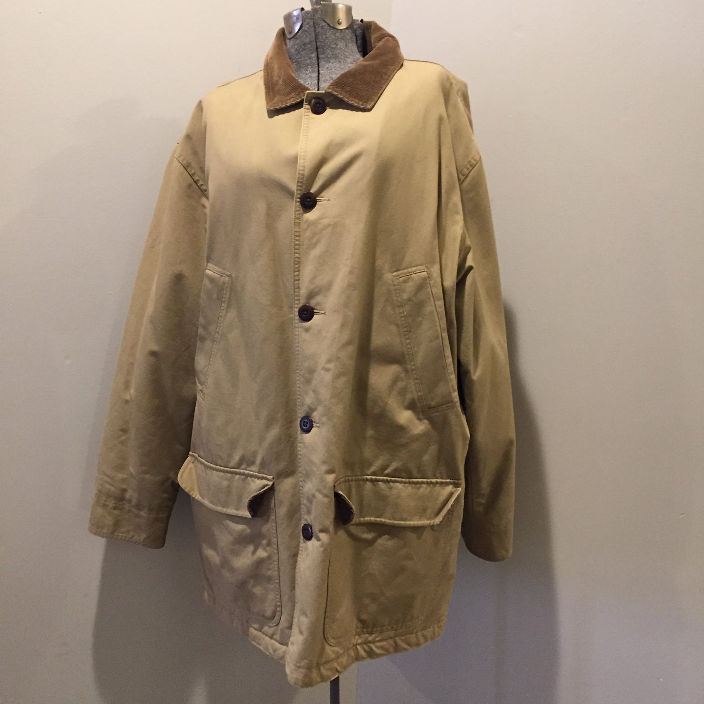 Kingspier Vintage - LL Bean Insulated beige 100% cotton chore jacket with corduroy collar, button closures, flap pockets and a quilted lining. Size XL tall.
