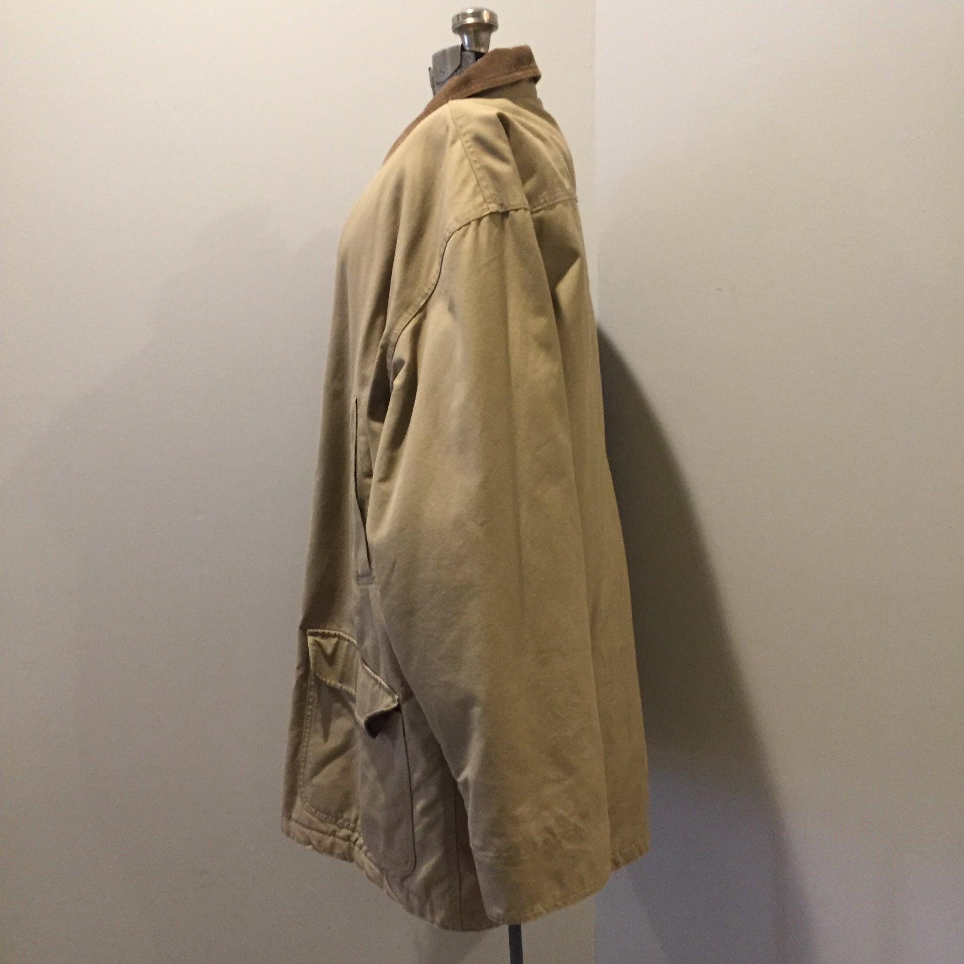 Kingspier Vintage - LL Bean Insulated beige 100% cotton chore jacket with corduroy collar, button closures, flap pockets and a quilted lining. Size XL tall.
