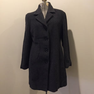 Kingspier Vintage - Bloomingdales dark grey 100% lambswool coat with button closures, vertical pockets and a rayon lining. Made in Italy. Size 8.
