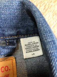 Kingspier Vintage - Levi’s medium wash denim trucker jacket with Levi’s Strauss and Co Canada patch on the arm. Size large.
