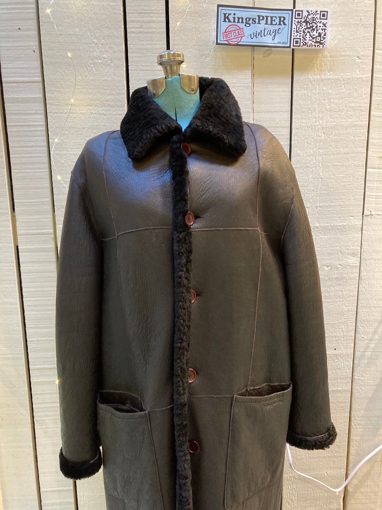 Kingspier Vintage - Vintage EZ Versoil Sole long shearling coat with button closures and patch pockets.

Made in Argentina.