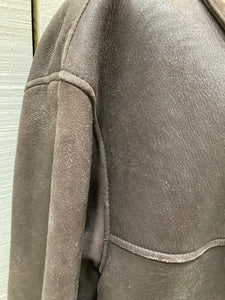 Kingspier Vintage - Bod and Christensen shearling coat with patch pockets, zipper and button closures.

Size 48.